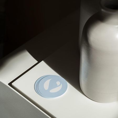 Aquatio Cave Luxury Hotel&SPA Matera Esterno foto A water bottle and a smartphone
