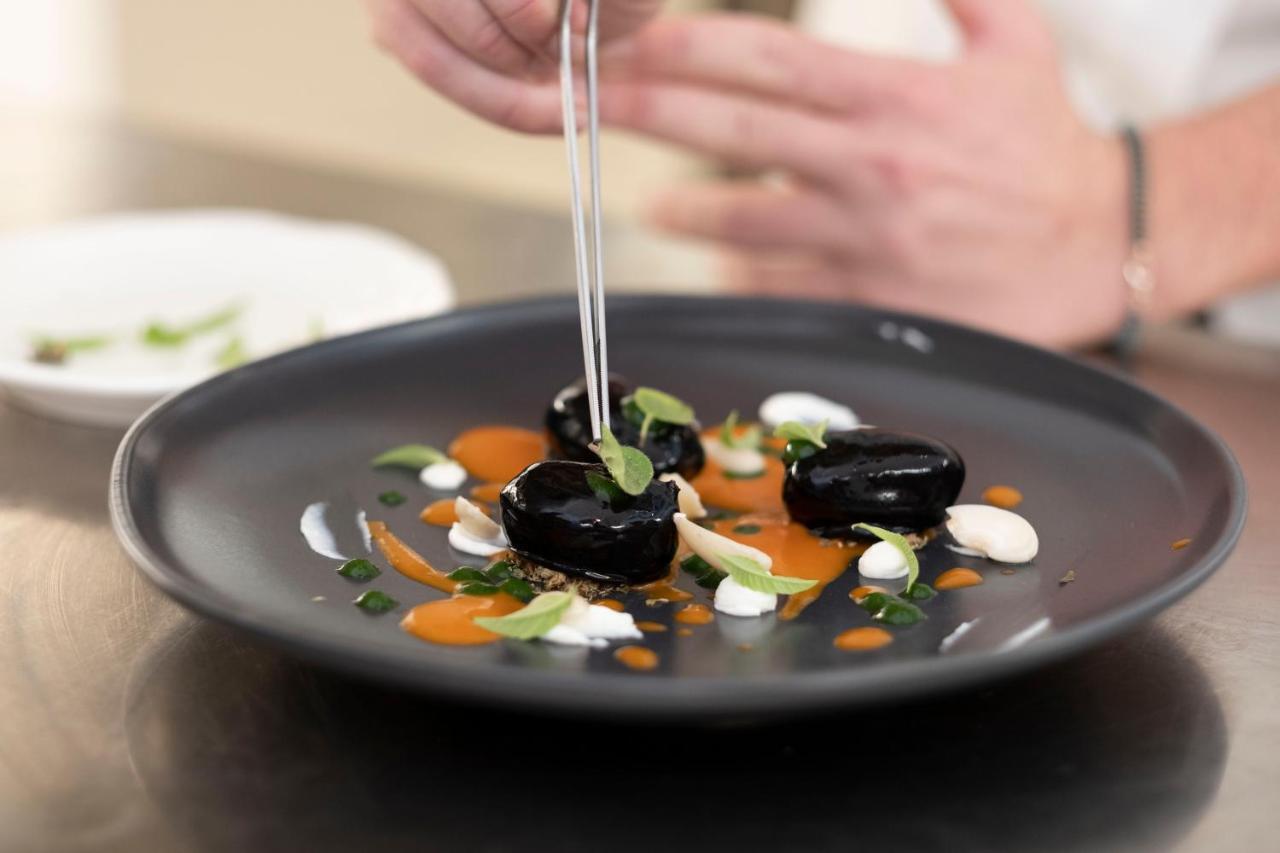 Aquatio Cave Luxury Hotel&SPA Matera Esterno foto A chef plating a dish