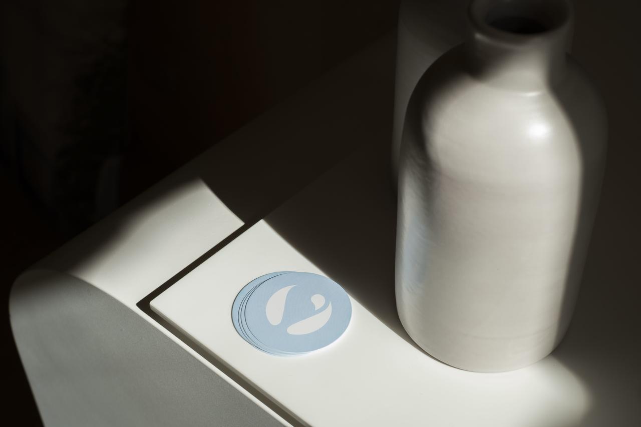 Aquatio Cave Luxury Hotel&SPA Matera Esterno foto A water bottle and a smartphone