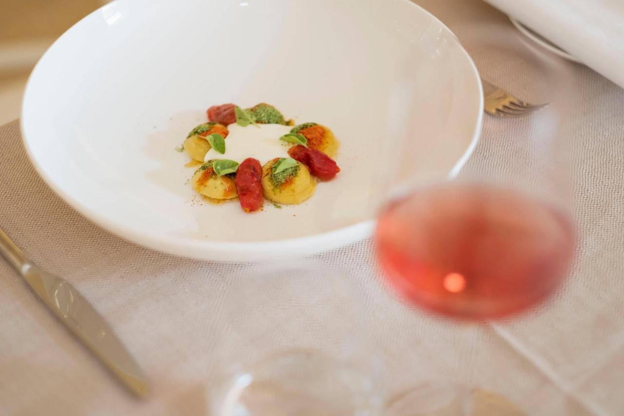 Aquatio Cave Luxury Hotel&SPA Matera Esterno foto A dish at the restaurant